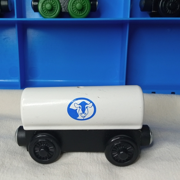 Vintage Thomas the Tank Engine & Friends storage case w/ 4 wooden train pieces - Picture 10 of 16